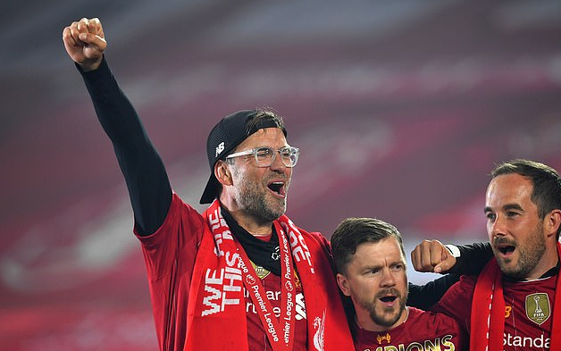 斯洛特：我们没有可用的边锋，派出两名9号球员是合乎逻辑的