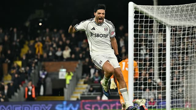 宝刀不老，齐达内在宇宙联赛中进球还送出一脚潇洒助攻（齐达内风采依旧，宇宙联赛破门并奉上潇洒助攻）