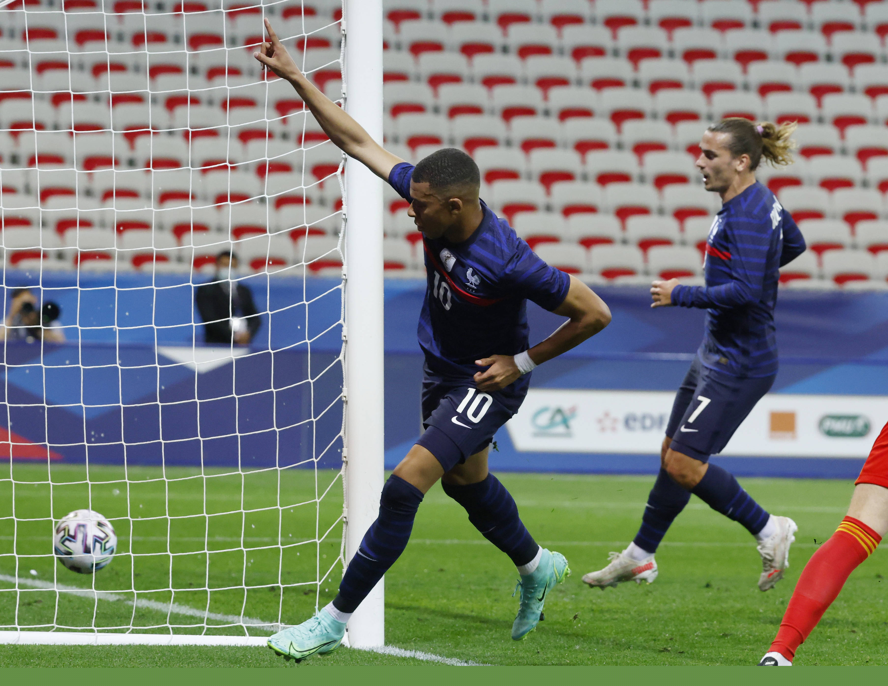 纳帅谈施蒂勒落选：和球员沟通过了，斯图加特对此不满才正常（纳帅解释施蒂勒落选：已与球员沟通，斯图加特不满可以理解）