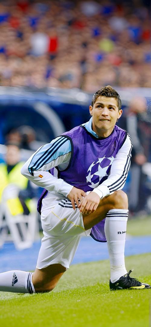 半场战报：米兰0-0拉齐奥，迈尼昂献神扑，红黑军团0射正（半场简报：米兰与拉齐奥互交白卷，迈尼昂神勇扑救，红黑军团零射正）