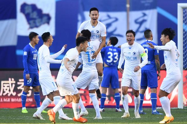 自交易以来：东契奇出战41场拿下28胜，浓眉仅出战14场（交易后对比：东契奇41战28胜，浓眉仅登场14次）