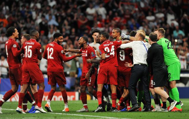 皇马本泽马梅开二度助球队取胜（本泽马双响助皇马告捷）